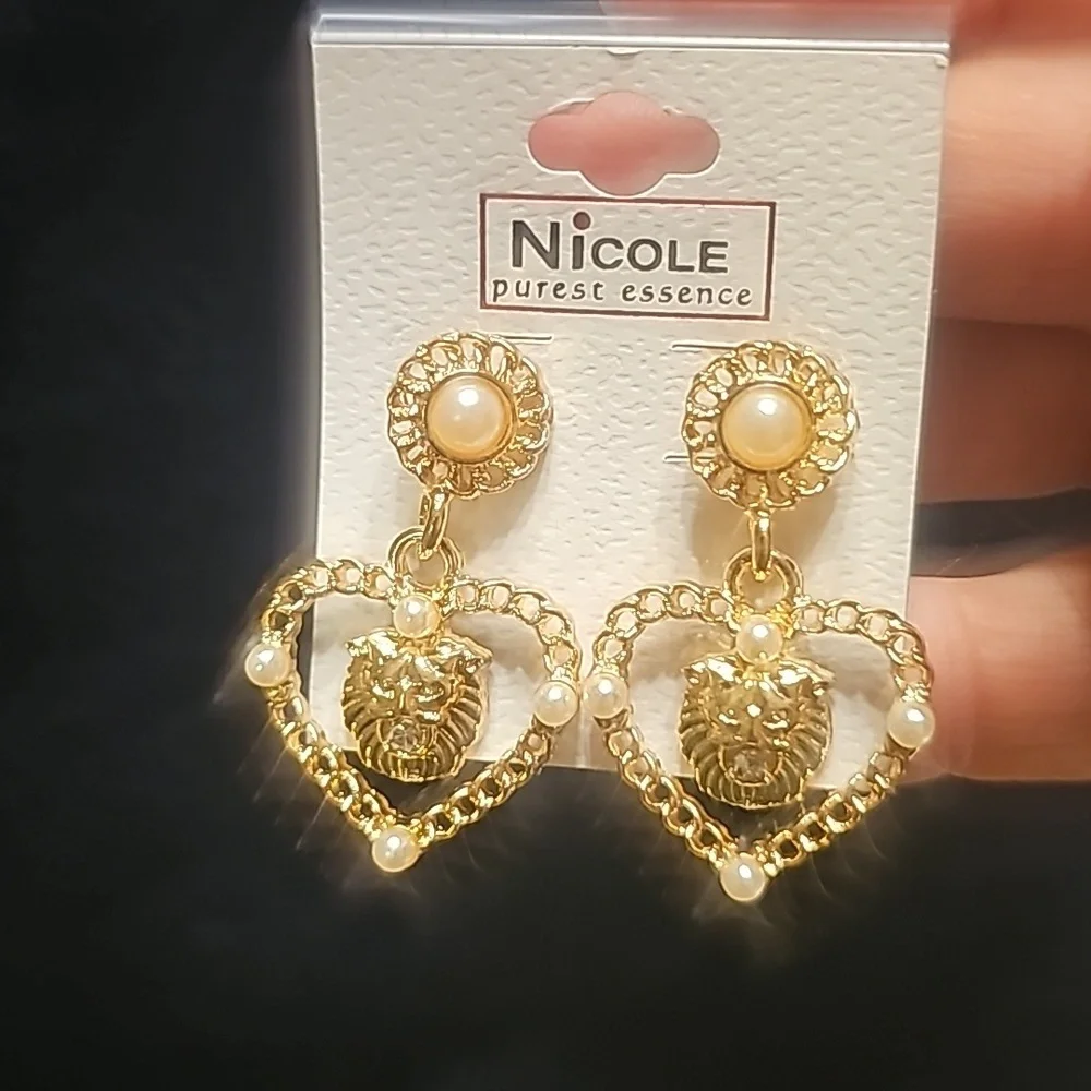 Nicole goldtone and pearl bead earings - Picture 3 of 4